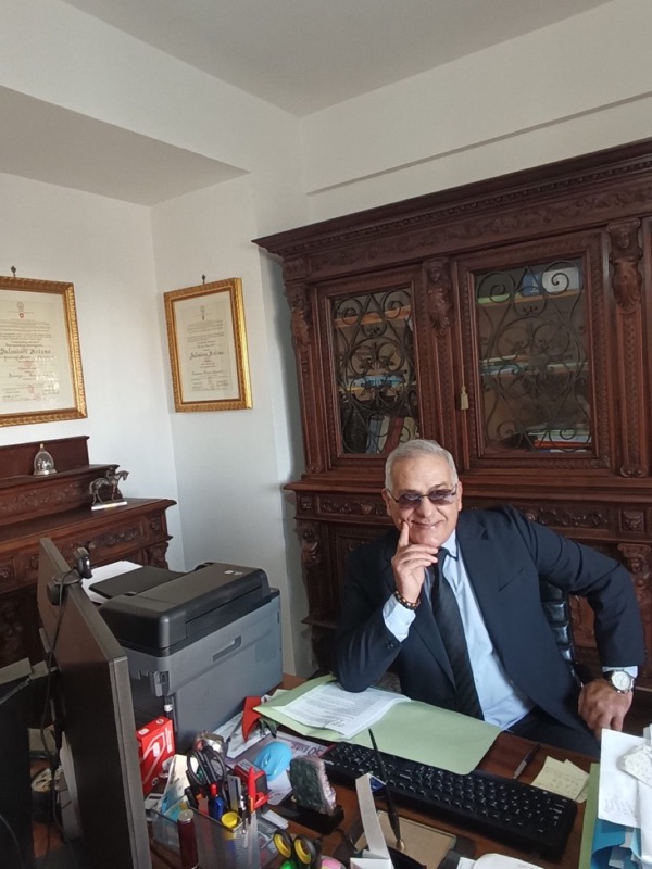 Dott. Salvatore Artino al lavoro nel suo studio