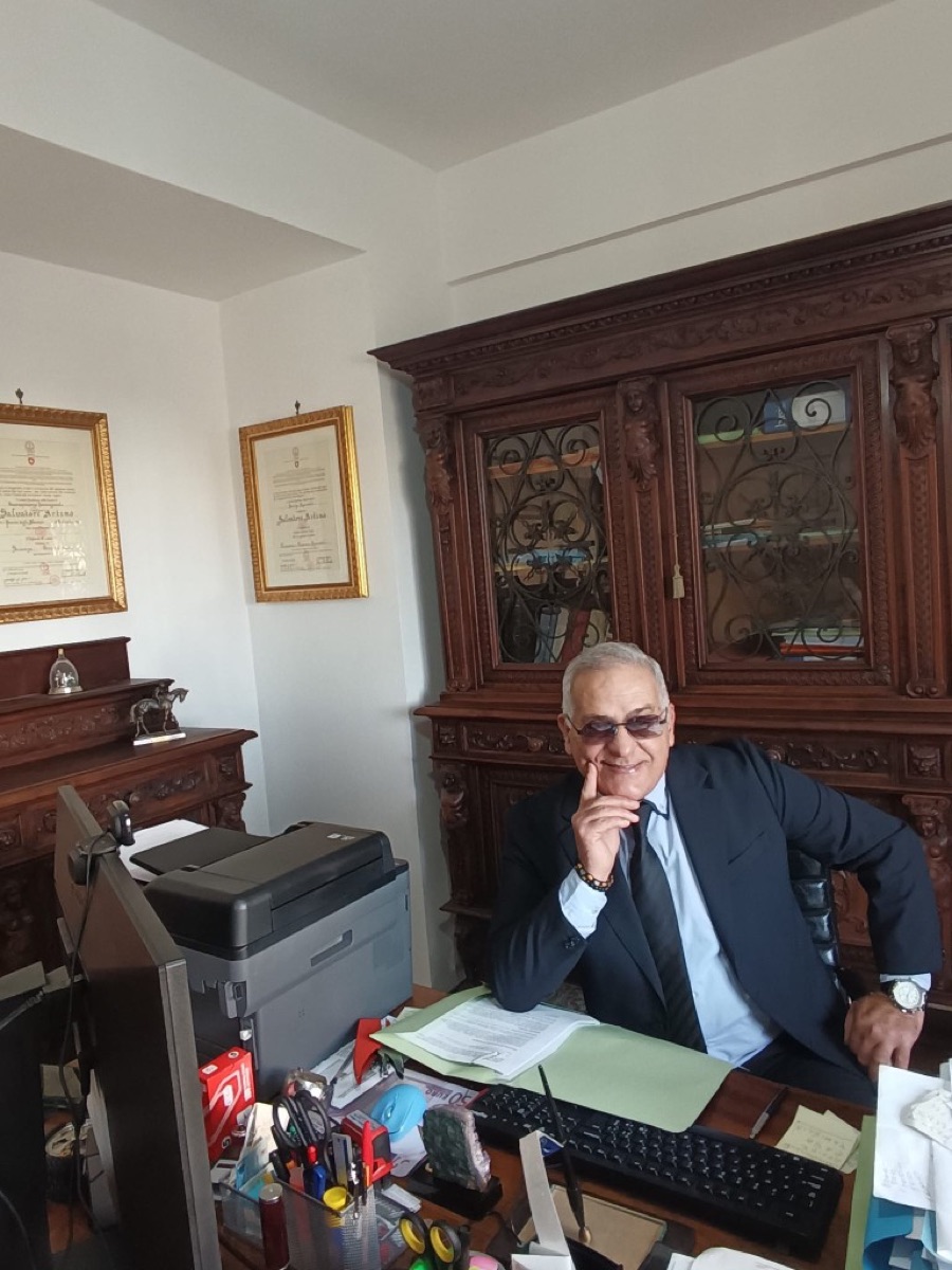 Dott. Salvatore Artino al lavoro nel suo studio